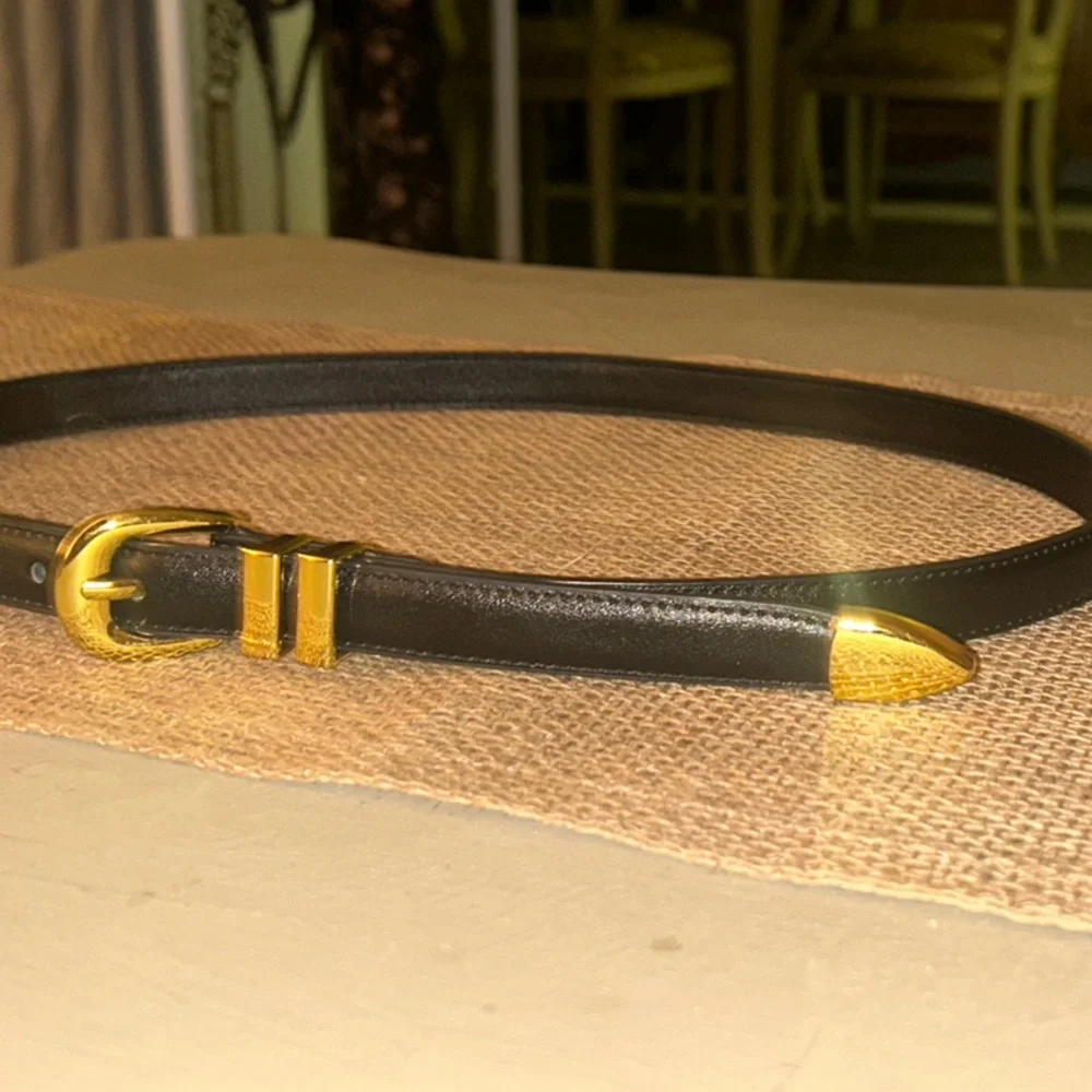 CÉLINE Paris Black Leather Belt – Classic and Elegant.